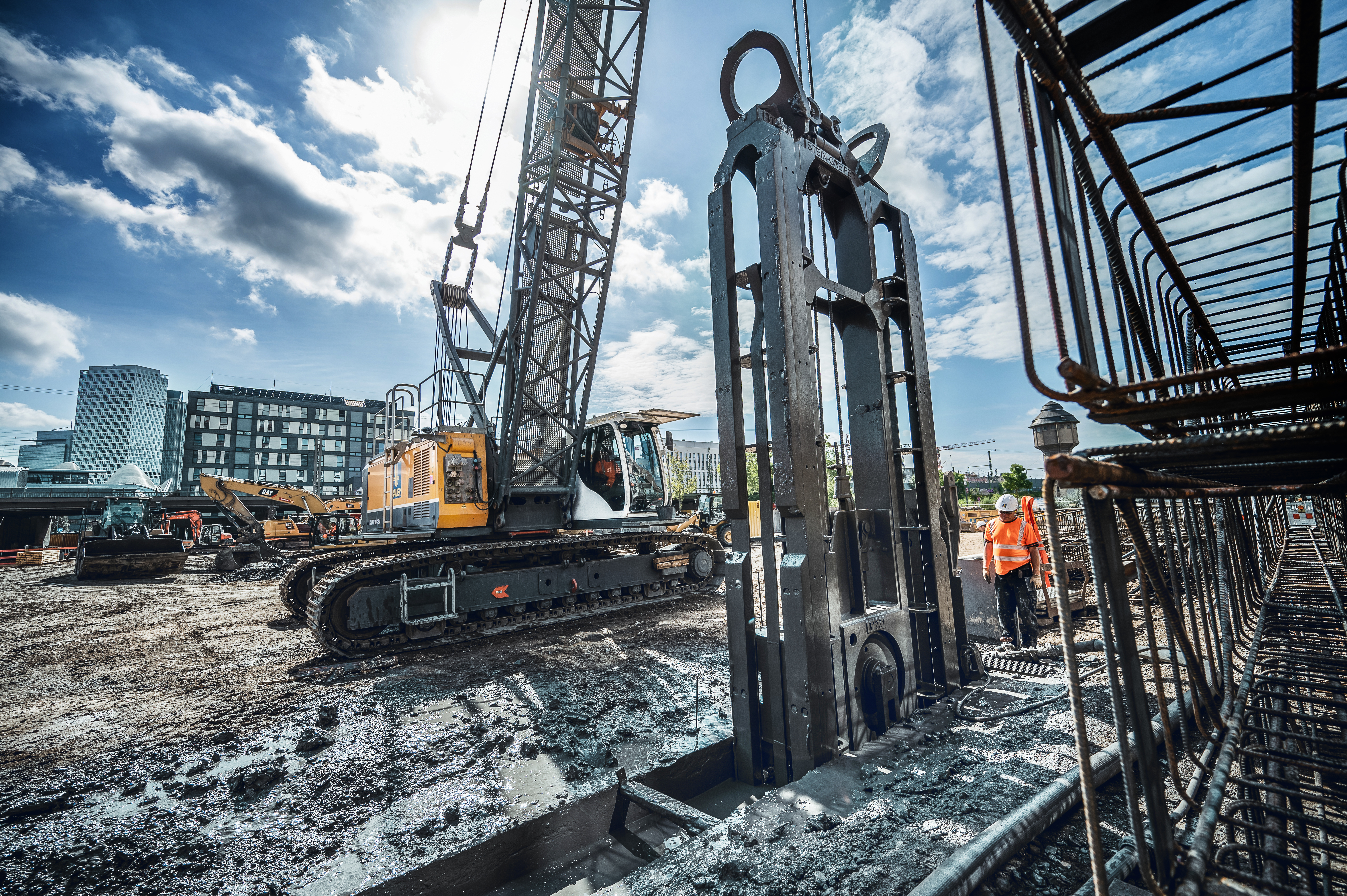 Herstellung einer Zwei-Phasen-Schlitzwand beim Bauvorhaben Frankfurt von Bauer Spezialtiefbau