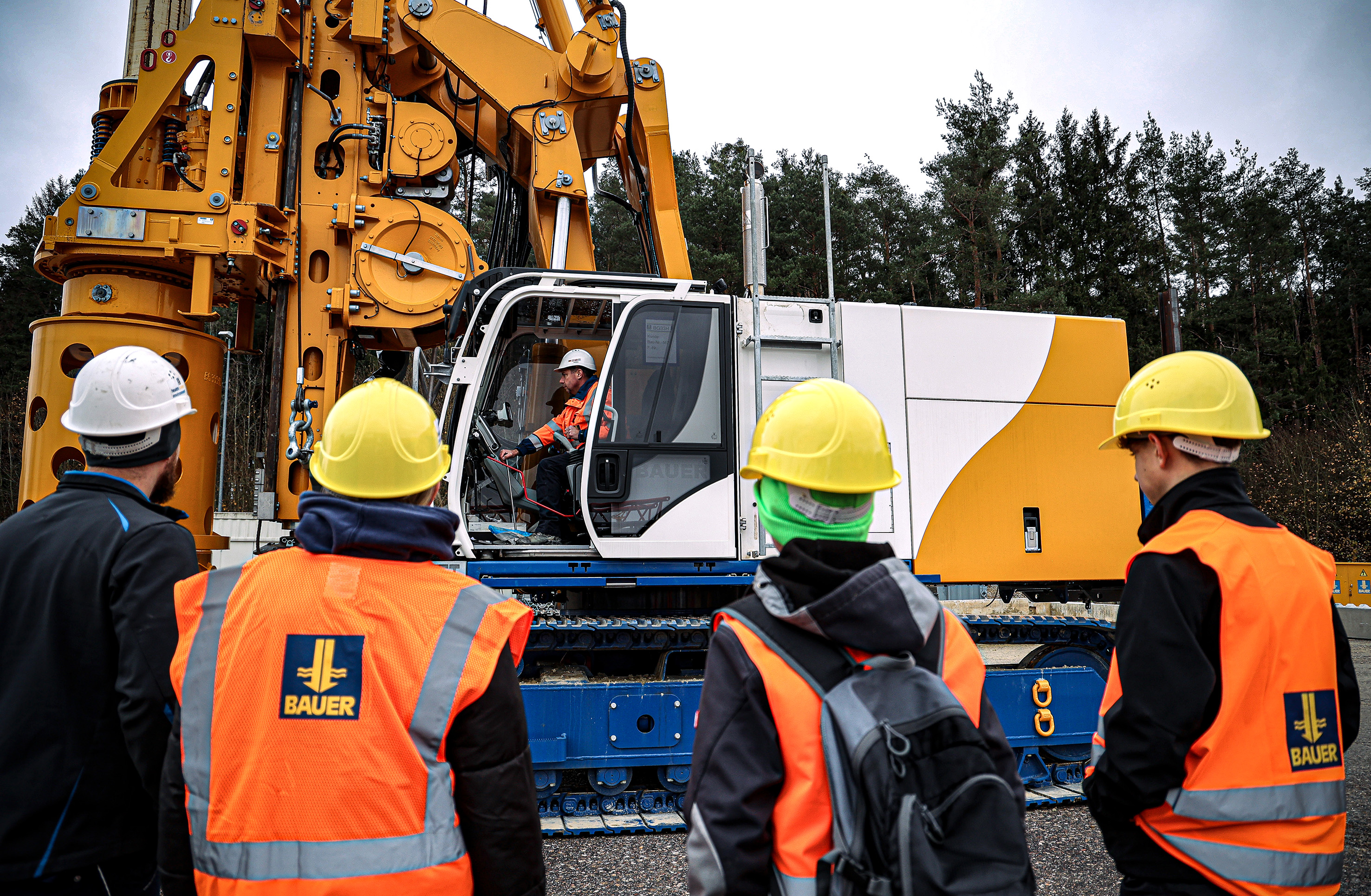 Am schulfreien Buß- und Bettag schnupperten bei Bauer drei Interessenten in den neuen Ausbildungsberuf des Land- und Baumaschinenmechatronikers.