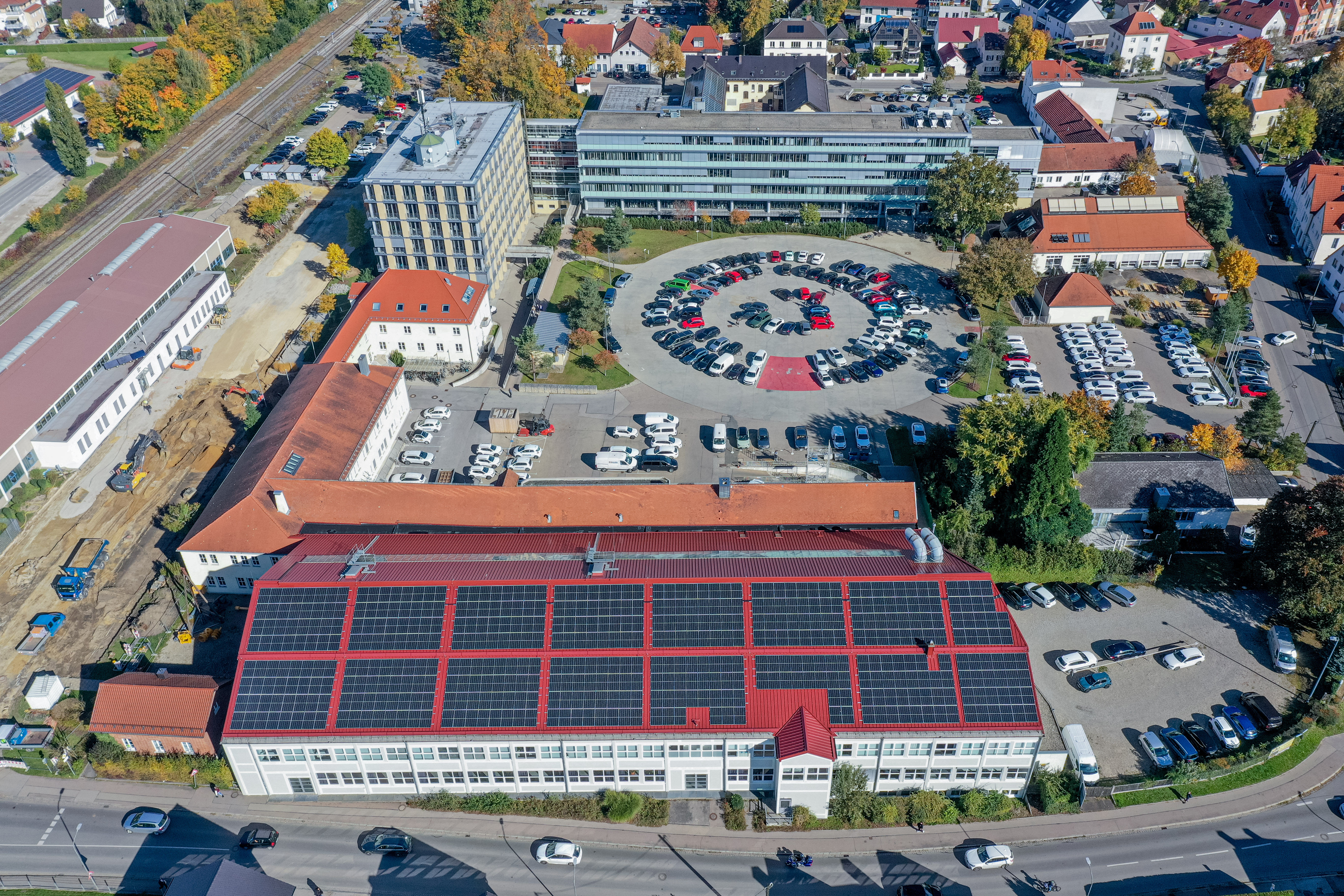 Vor kurzem hat die BAUER AG am Standort Schrobenhausen eine neue Photovoltaik-Anlage in Betrieb genommen.