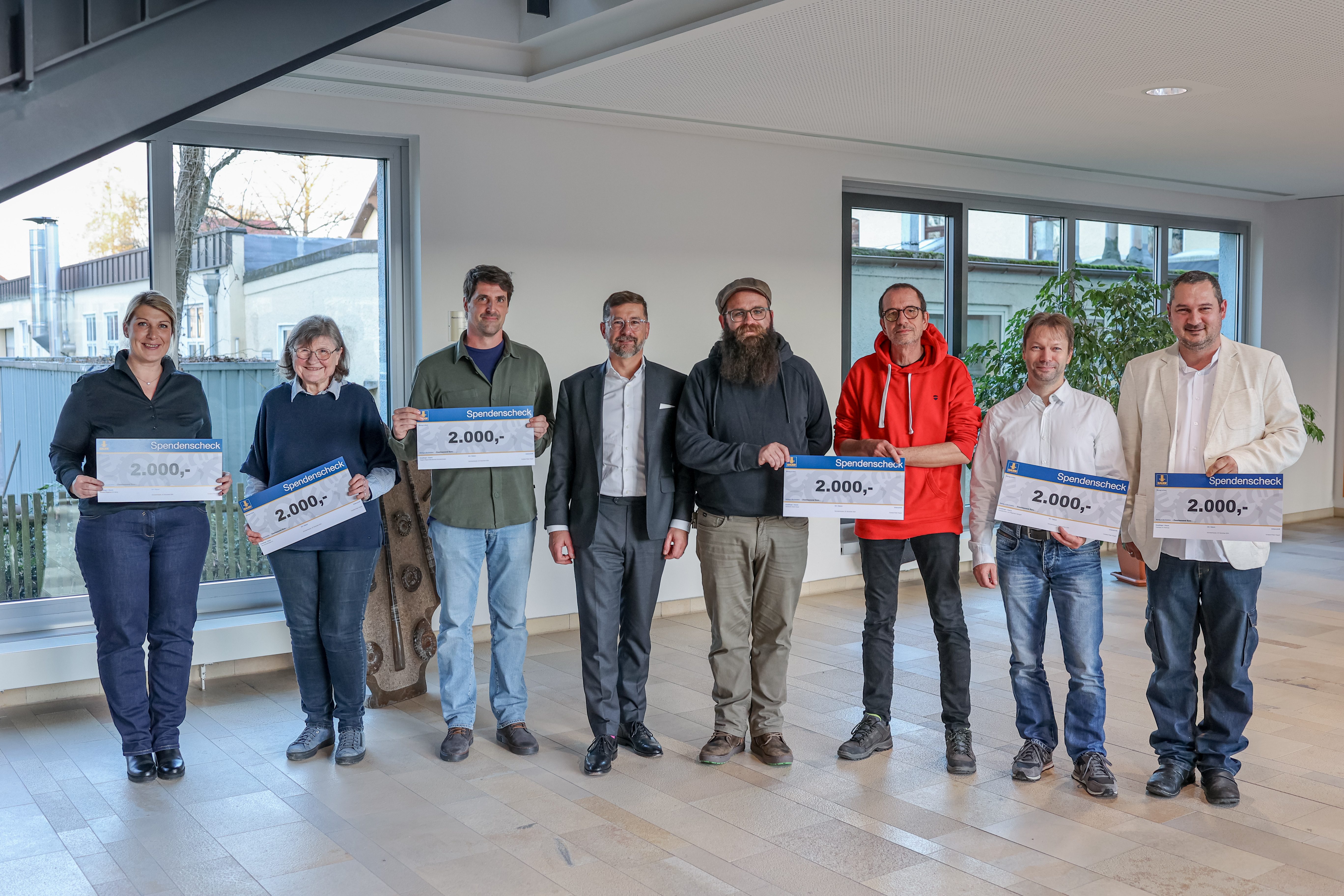 Symbolic handover of the check: Bauer Executive Board Member Peter Hingott (4th from left) was pleased to hand over a total of 12,000 euros to representatives of six organizations in the region.