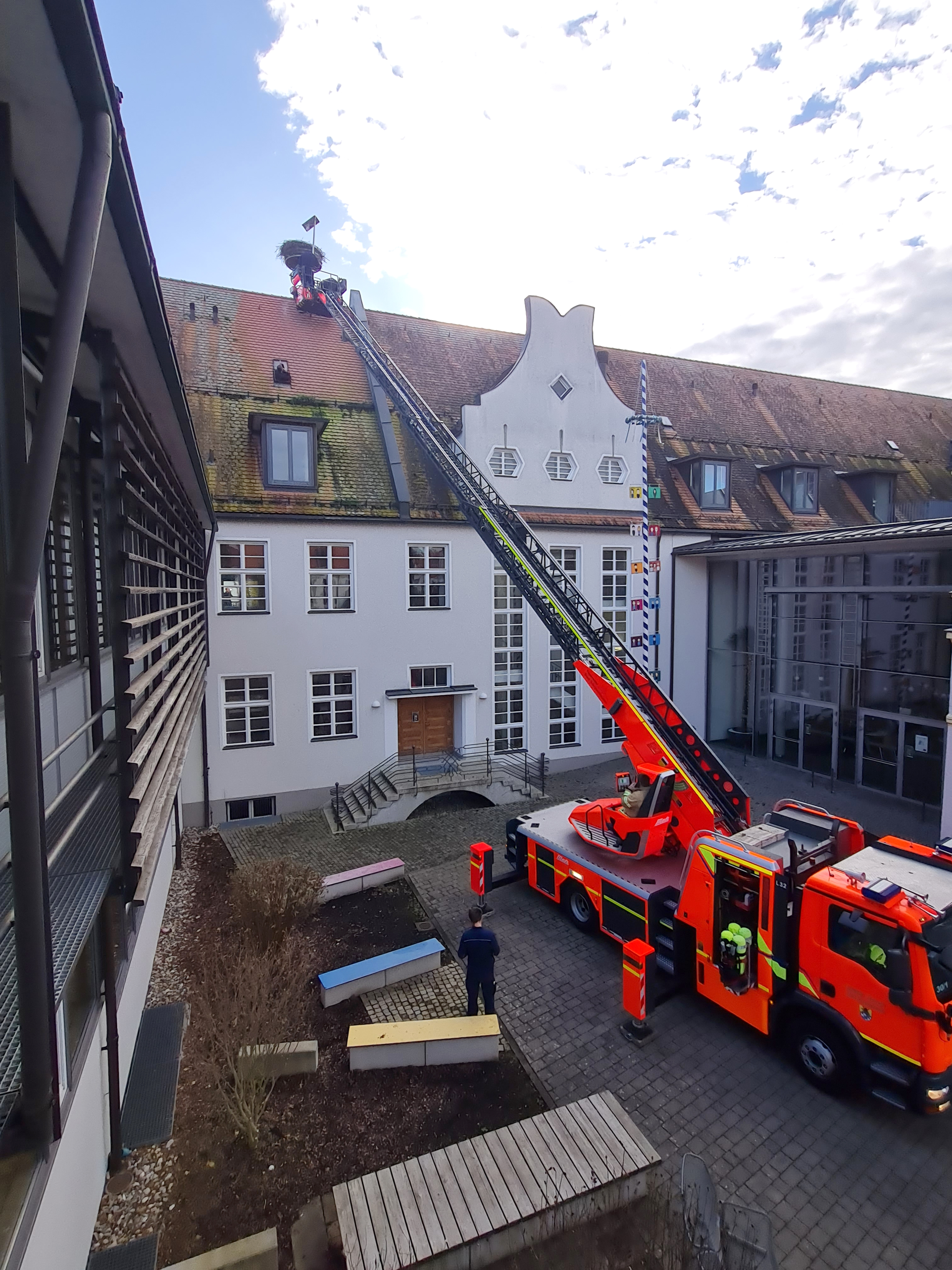 How are the young storks developing? Thanks to the new camera mount on the roof of the Maria Ward Secondary School, this can soon be followed live.